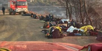 Φωτιά στην Κερατέα: Εξαντλημένοι πυροσβέστες ξαπλώνουν στο «καυτό» χώμα για να ξεκουραστούν – Συγκλονιστική φωτογραφία