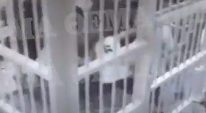 Καρέ – καρέ η αιματηρή συμπλοκή στις φυλακές Κορυδαλλού που οδήγησε στη δολοφονία του 35χρονου Αλβανού