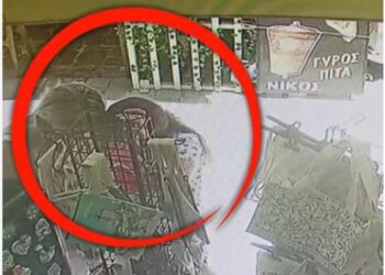 Αδιανόητο Τροχαίο: Η στιγμή που ασθενοφόρο παρασύρει δύο γυναίκες – Δείτε βίντεο