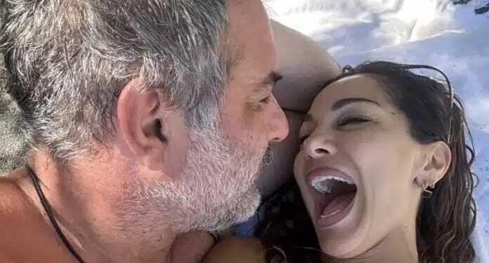 Πιτσουνάκια Χρήστος Δάντης & Ασημίνα Χατζηανδρέου: Ζουν τον έρωτά τους σε χλιδάτο ξενοδοχείο της Σαντορίνης, τα πειράγματα μεταξύ τους