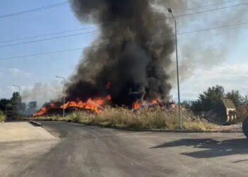 Mεγάλη φωτιά τώρα – Συναγερμός στην Πυροσβεστική – Σε κίνδυνοι οι κάτοικοι και σπίτια