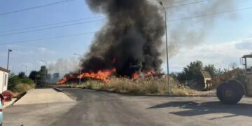 Mεγάλη φωτιά τώρα – Συναγερμός στην Πυροσβεστική – Σε κίνδυνοι οι κάτοικοι και σπίτια