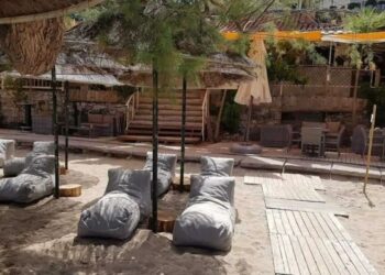 Έβαλαν εκρηκτικό μηχανισμό στο beach bar του συζύγου της Φανής Χαλκιά – «Μας προειδοποιούσαν ότι δεν θα ανοίξουμε»
