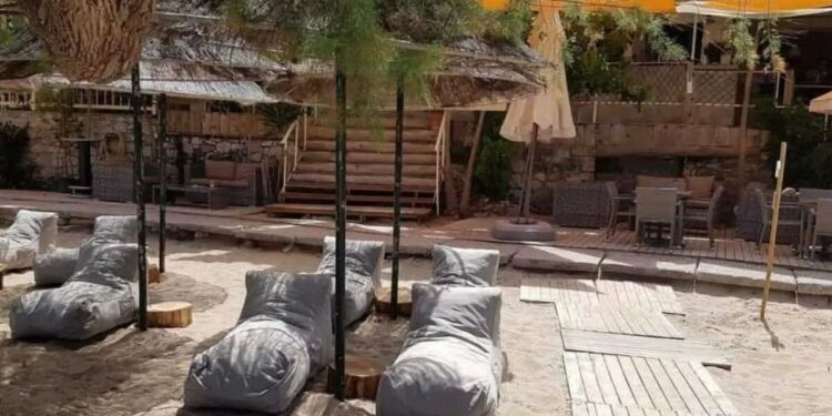 Alldaynews.gr Έβαλαν εκρηκτικό μηχανισμό στο beach bar του συζύγου της Φανής Χαλκιά – «Μας προειδοποιούσαν ότι δεν θα ανοίξουμε»