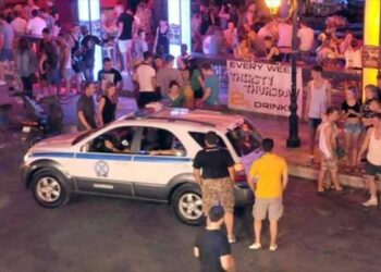 Αγρια συμπλοκή με μαχαιρώματα στον Λαγανά – Νεαροί από Αθήνα επιτέθηκαν με στιλέτα σε σερβιτόρους