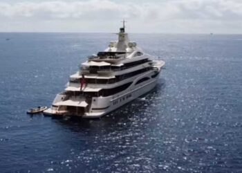 Στη Σύρο η θαλαμηγός που έχει το μέγεθος φρεγάτας – Η ιστορία ζωής του μεγιστάνα ιδιοκτήτη της