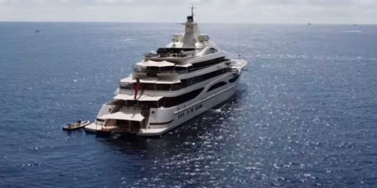 Alldaynews.gr Στη Σύρο η θαλαμηγός που έχει το μέγεθος φρεγάτας – Η ιστορία ζωής του μεγιστάνα ιδιοκτήτη της