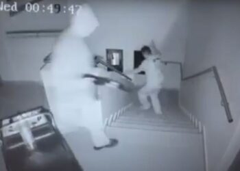 Η στιγμή που στοχεύουν με καλάσνικοφ τον υπάλληλο του γηροκομείου – Συγκλονιστικό βίντεο