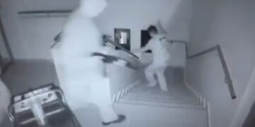 Alldaynews.gr Η στιγμή που στοχεύουν με καλάσνικοφ τον υπάλληλο του γηροκομείου – Συγκλονιστικό βίντεο