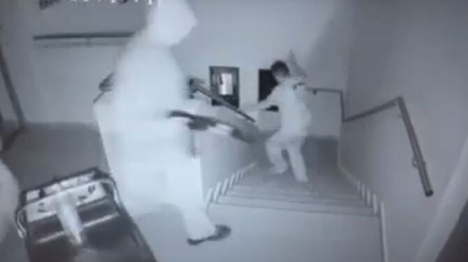 Alldaynews.gr Η στιγμή που στοχεύουν με καλάσνικοφ τον υπάλληλο του γηροκομείου – Συγκλονιστικό βίντεο