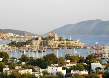 Άδειες οι τουρκικές παραλίες και τα ξενοδοχεία – Στα ύψη οι τιμές