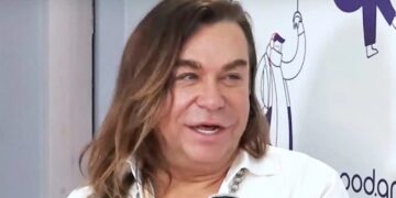 Alldaynews.gr Τρύφωνας Σαμαράς: «Άργησα να κάνω σ3..ξ με άντρα. Έκανα μετά τα 20»