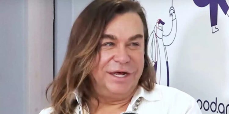 Alldaynews.gr Τρύφωνας Σαμαράς: «Άργησα να κάνω σ3..ξ με άντρα. Έκανα μετά τα 20»