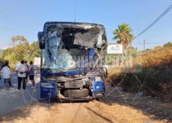 Το λεωφορείο σφηνώθηκε στο σταθμευμένο φορτηγό στο τροχαίο – Νεκρός ο 31χρονος οδηγός, τρεις τραυματίες