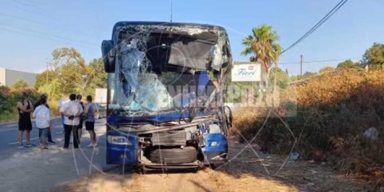 Alldaynews.gr Το λεωφορείο σφηνώθηκε στο σταθμευμένο φορτηγό στο τροχαίο – Νεκρός ο 31χρονος οδηγός, τρεις τραυματίες