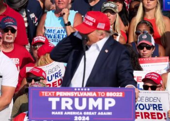 ΗΠΑ: «Βόμβα» από τον διευθυντή του FBI – Αμφιβάλλει ότι ο Τραμπ χτυπήθηκε από σφαίρα