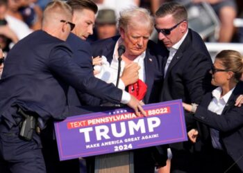 Χάος στην Αμερική: Πυροβολισμοί σε προεκλογική συγκέντρωση του Ντόναλντ Τραμπ, αποχώρησε με αίματα