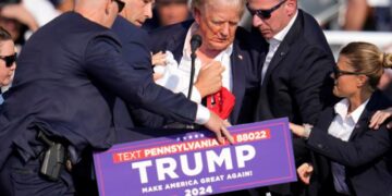 Χάος στην Αμερική: Πυροβολισμοί σε προεκλογική συγκέντρωση του Ντόναλντ Τραμπ, αποχώρησε με αίματα