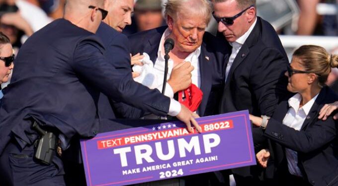 Χάος στην Αμερική: Πυροβολισμοί σε προεκλογική συγκέντρωση του Ντόναλντ Τραμπ, αποχώρησε με αίματα