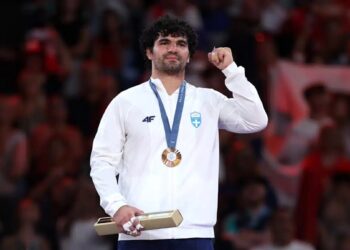 «Το αφιερώνω στη μαμά μου, φοβάμαι μην είναι απλά ένα όνειρο!» Ποιος είναι ο Θόδωρος Τσελίδης- Η καταγωγή του «θηρίου» που δεν φοβάται καμία μάχη & υπέταξε το νο2 στον κόσμο