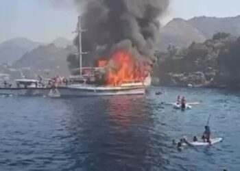 «Λαμπάδιασε» πολυτελές yacht με 110 επιβάτες – Βίντεο με τουρίστες που πηδούν στη θάλασσα για να σωθούν