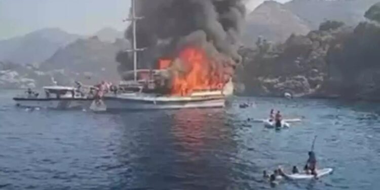 Alldaynews.gr «Λαμπάδιασε» πολυτελές yacht με 110 επιβάτες – Βίντεο με τουρίστες που πηδούν στη θάλασσα για να σωθούν