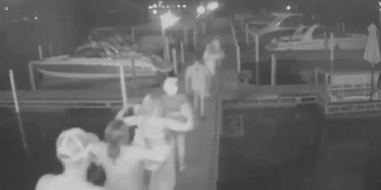 Alldaynews.gr Ψευτόμαγκες πέταξαν στο νερό σερβιτόρα όταν τους ζήτησε να πληρώσουν τον λογαριασμό (video)