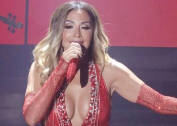 Δέσποινα Βανδή: Αντιδράσεις στην Τουρκία μετά την ακύρωση της συναυλίας της για τις αφίσες του Κεμάλ – Τι απαντά η τραγουδίστρια