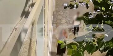 Alldaynews.gr Βίντεο ντοκουμέντο: Η στιγμή που άνδρας Ασιατικής καταγωγής επιτίθεται σε γυναίκα – Ούρλιαζε για βοήθεια, την έσωσε περαστικός