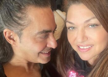 Ο Διονύσης Σχοινάς φωτογραφίζει μέσα στην πισίνα την Καίτη Γαρμπή – «Καλοκαράκι, απογευματινό μπανάκι»