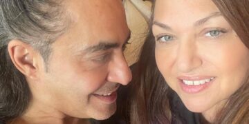 Alldaynews.gr Ο Διονύσης Σχοινάς φωτογραφίζει μέσα στην πισίνα την Καίτη Γαρμπή – «Καλοκαράκι, απογευματινό μπανάκι»