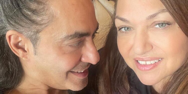 Alldaynews.gr Ο Διονύσης Σχοινάς φωτογραφίζει μέσα στην πισίνα την Καίτη Γαρμπή – «Καλοκαράκι, απογευματινό μπανάκι»