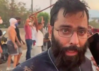 Φωτιά στην Αττική: Ιερέας ρίχτηκε στη μάχη με τις φλόγες – «Να σώσουμε την πατρίδα μας»