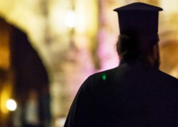 Χαμός στην Εύβοια: Ιερέας πήγε για μπάνιο σε παραλία και γιαγιάδες τον πήραν στο κυνήγι – «Ανάξιος, θέλεις ξύρισμα»