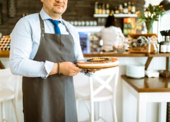 Τι Ρούχα και Παπούτσια να Πάρεις αν Δουλεύεις Σεζόν