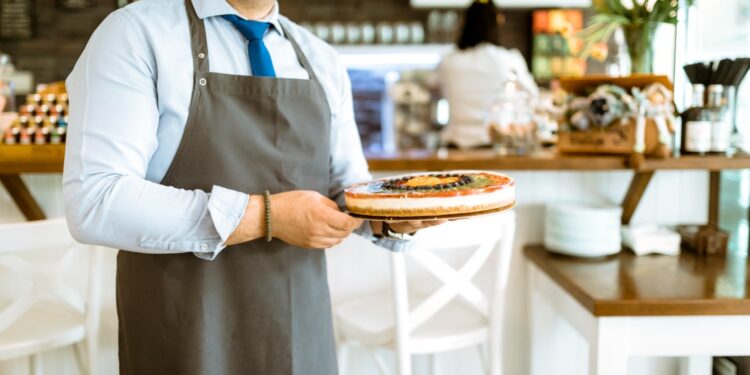 Alldaynews.gr Τι Ρούχα και Παπούτσια να Πάρεις αν Δουλεύεις Σεζόν