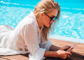 Τι Ρούχα και Παπούτσια να Πάρεις αν Δουλεύεις Σεζόν