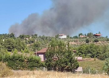 ΤΩΡΑ – Μεγάλη φωτιά κοντά σε σπίτια – 10 εναέρια μέσα στη μάχη της κατάσβεσης