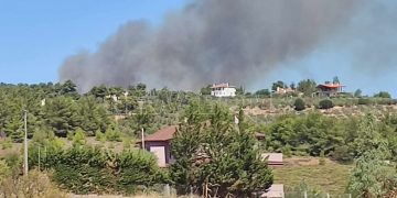 Alldaynews.gr ΤΩΡΑ – Μεγάλη φωτιά κοντά σε σπίτια – 10 εναέρια μέσα στη μάχη της κατάσβεσης