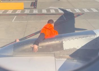 Επιβάτης αεροπλάνου άνοιξε την έξοδο κινδύνου, ανέβηκε στο φτερό και πήδηξε