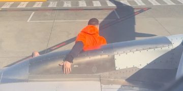 Alldaynews.gr Επιβάτης αεροπλάνου άνοιξε την έξοδο κινδύνου, ανέβηκε στο φτερό και πήδηξε
