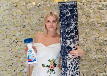 Πρωτοφανής τελετή γάμου: ανύπαντρη μητέρα, αποφάσισε να παντρευτεί… ένα χαλί