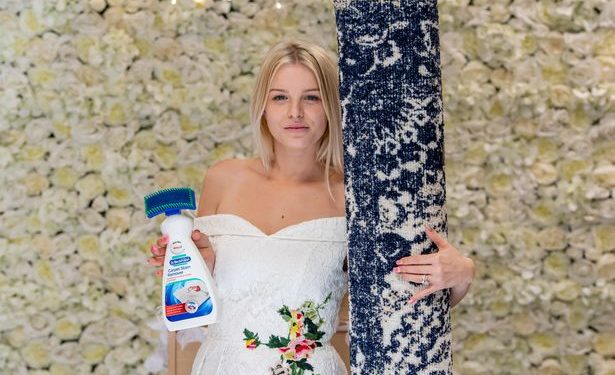 Πρωτοφανής τελετή γάμου: ανύπαντρη μητέρα, αποφάσισε να παντρευτεί… ένα χαλί