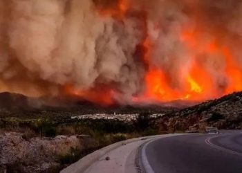 Η φωτιά επεκτείνεται ραγδαία: Σκοτείνιασε ο ουρανός της Αθήνας, σκηνές καταστροφής, καταστροφή περιουσιών και σπιτιών