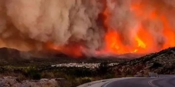 Alldaynews.gr Η φωτιά επεκτείνεται ραγδαία: Σκοτείνιασε ο ουρανός της Αθήνας, σκηνές καταστροφής, καταστροφή περιουσιών και σπιτιών