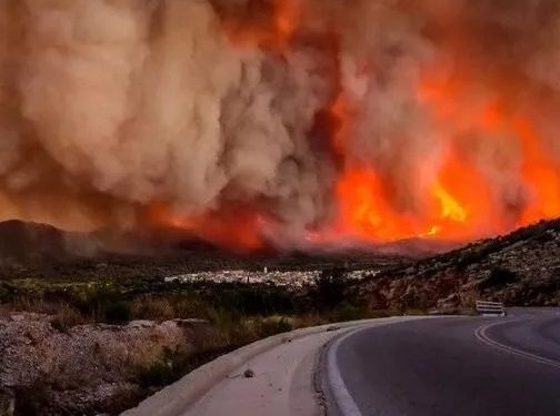 Alldaynews.gr Η φωτιά επεκτείνεται ραγδαία: Σκοτείνιασε ο ουρανός της Αθήνας, σκηνές καταστροφής, καταστροφή περιουσιών και σπιτιών