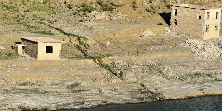 Μόρνος: Από την λειψυδρία εμφανίστηκε βυθισμένο χωριό