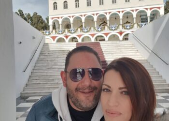 Ο Στέλιος Διονυσίου και η Αγνή Καλουμένου καλωσόρισαν στον κόσμο τα δίδυμα κοριτσάκια τους