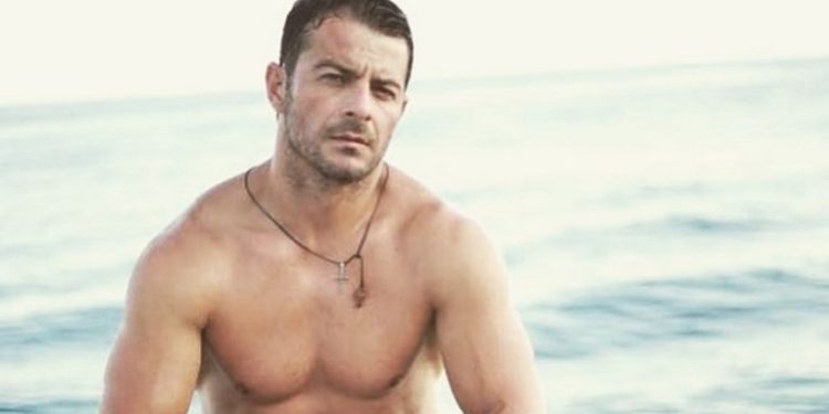 O πιο αγαπημένος Έλληνας ποζάρει με την κορούλα του