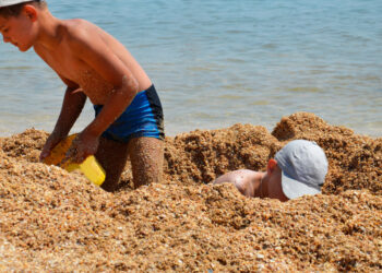 Τραγωδία: Νεκρά δύο παιδιά 9 και 12 ετών που θάφτηκαν στην άμμο